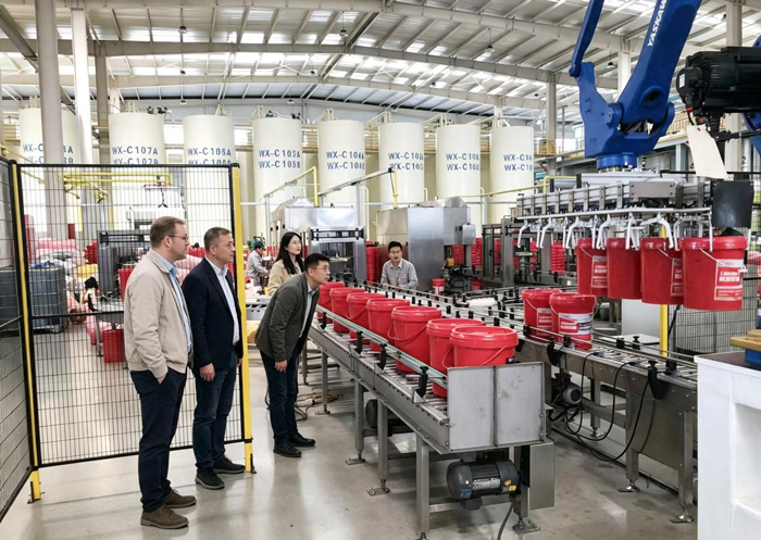 Synergie industrielle à travers les continents : une délégation canadienne de premier plan réalise un audit technique et un examen de l'approvisionnement stratégique au centre de fabrication intelligente de Wanxiang Lubricant